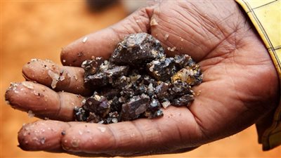 معدن الكولتان.. الذهب الأسود الذي يغذي الهواتف ويحرق الكونغو