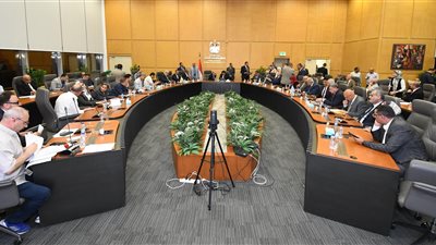 وزير الإسكان يجتمع مع أعضاء البرلمان: تكامل بين السلطتين لتحقيق مصالح المواطنين