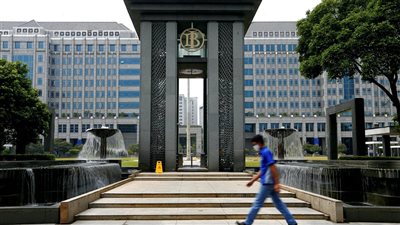 البنك المركزي الإندونيسي يُفاجئ الجميع بخفض أسعار الفائدة.. ويرفع توقعات الناتج المحلي الإجمالي