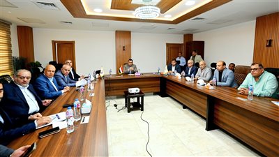 وزير الإسكان يتابع ملف تقنين الأراضي بالعبور الجديدة والشروق ويوجه بالمتابعة الدورية