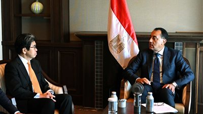 مدبولي يبحث مع محافظ بنك اليابان فرص إنشاء منطقة صناعية يابانية بالمنطقة الاقتصادية لقناة السويس