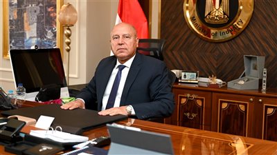 وزارة الصناعة تعلن عن خطط لتطوير صناعة الزبيب وإعادة تشغيل المصانع المتعثرة