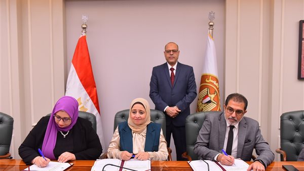 وزير العمل يشهد توقيع