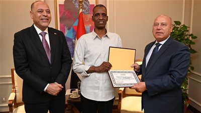 الصناعة والنقل والعمل يكرمون عامل مزلقان السادات ببني سويف لإنقاذه شابًا من الموت