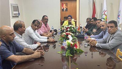 سولاف درويش تستعرض مع العاملين بالبنك المركزي سبل دعم حقوق الموظفين وتحسين بيئة العمل