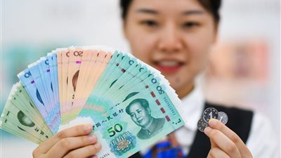 اليوان الصيني يواصل الصمود أمام الدولار مدعومًا بارتفاع الأسهم المحلية