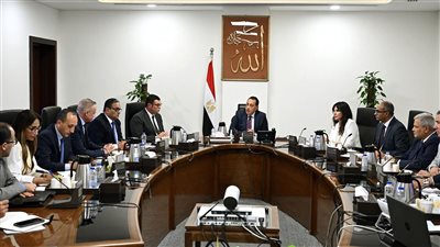 رئيس الوزراء يتابع الإجراءات والموقف التنفيذي لمشروعات تحلية مياه البحر 