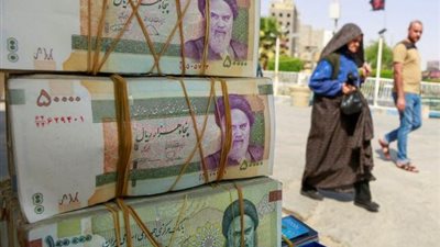 الريال الإيراني يقترب من مستويات قياسية منخفضة بعد تحرك أوروبي ضد طهران