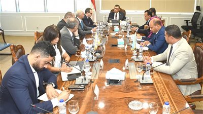 وزير الإسكان يتابع آليات طرح الأراضي والفرص الاستثمارية بالمدن الجديدة