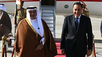 رئيس الوزراء يستقبل ولي عهد مملكة البحرين بمطار القاهرة الدولي