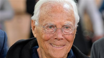 ثروته 9 مليارات دولار.. حكاية بائع الملابس الفقير الذي أصبح امبراطور الموضة والأزياء 