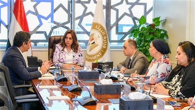 وزيرة التنمية المحلية تبحث مع مؤسسة عقارية كبرى الاستفادة من المخلفات اليومية بالتجمعات السكنية الجديدة