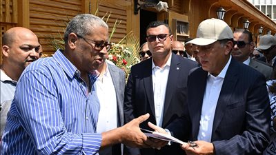 مشروعات القاهرة التاريخية.. مدبولي يسلم عقود أكشاك سوق الكتب الجديد في الأزبكية