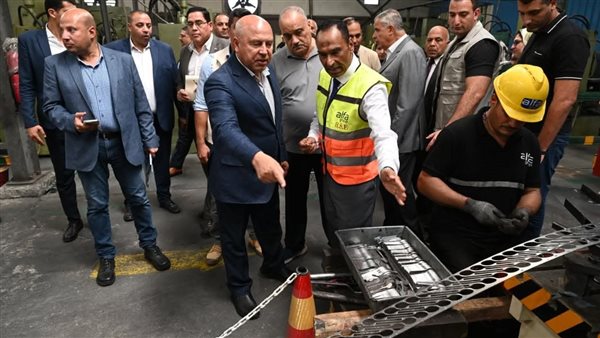 وزير الصناعة يتفقد