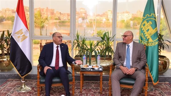 وزير العمل يبحث مع