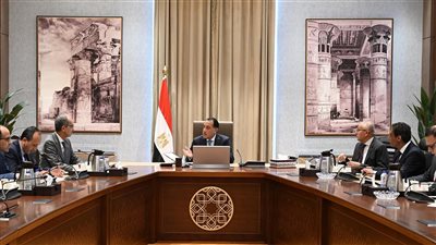 رئيس الوزراء يستعرض سبل تيسير وتسريع إجراءات خدمات التصديق على المحررات بمكاتب وزارة الخارجية  