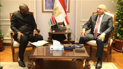 وزير الصناعة والنقل يبحث مع الجانب الجامبي فرص الاستثمار والتطوير الصناعي