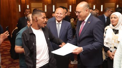 وزير العمل ومحافظ القاهرة يسلمان 100 عقد عمل لذوي الهمم لتعزيز الدمج الوظيفي
