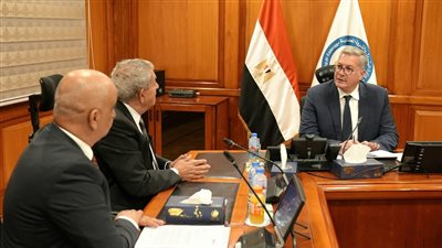 وزير البترول يبحث مع 