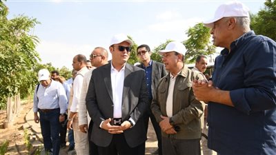 وزير الإسكان يتفقد مشروع حدائق 