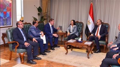 وزيرا العمل والتضامن يتابعان أزمة 