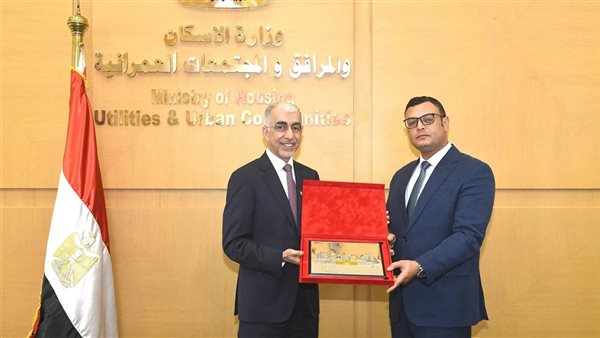 وزير الإسكان يستقبل