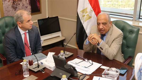 وزير الكهرباء ومسئولي