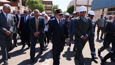 الفريق ربيع يشدد على الالتزام بالجداول الزمنية ومعايير الجودة في ترسانة السويس البحرية