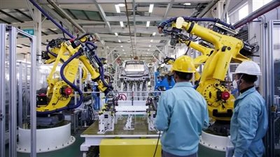 عوائد الشركات الصناعية الكبرى في الصين تعود إلى النمو خلال الأشهر الثمانية الأولى من 2025