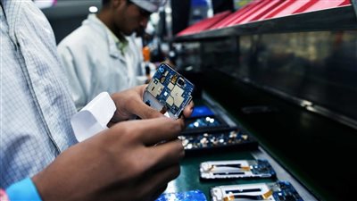 مصر تصنع التاريخ.. 9 ملايين هاتف محمول سنويًا تجعل القاهرة رائدة الإلكترونيات في المنطقة
