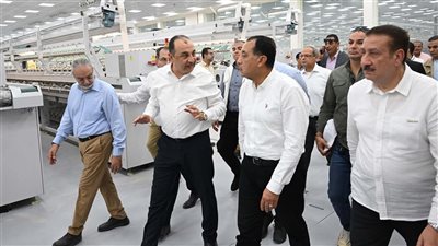رئيس الوزراء يتفقد مصنع 