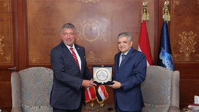 الفريق أسامة ربيع يبحث مع سفير الدنمارك عودة الخطوط الملاحية للعبور عبر القناة