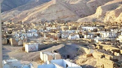 من مكان مافيهوش ساكن لمزار سياحي بتدخل ملايين الدولارات.. قرية مصرية عالمية في قلب الصحراء.. ليه قالوا عنها مدينة أشباح!