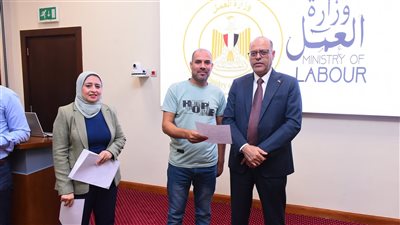 وزير العمل يسلم عقود عمل لـ59 شابًا مصريًا للعمل بالأردن في مجال الزراعة