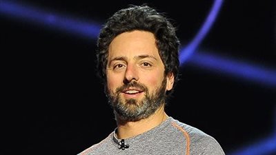 من مهاجر لملياردير.. ثروته عدت الـ 200 مليار وغير حياة البشر.. حكاية ملياردير الانترنت