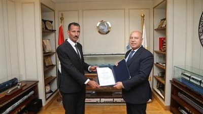 وزير الصناعة والنقل يكرم سائق أتوبيس لتسليمه شنطة مالية قيمتها مليون جنيه دون طلب مكافأة