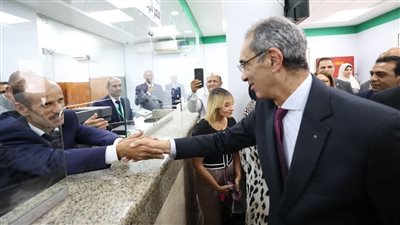  وزير الاتصالات يزور مدرسة WE للتكنولوجيا التطبيقية ومركز مبيعات قنا المستجدة التابع لشركة WE 