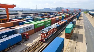 الصين تسجل 3 آلاف رحلة قطار شحن إلى أوروبا عبر ميناء إرينهوت هذا العام