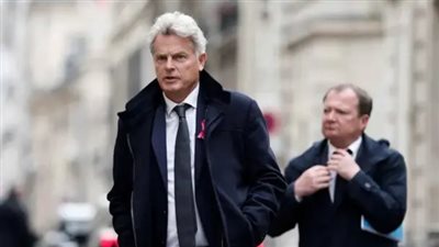 رئيس وزراء فرنسا يواجه ضغوطا لطرح الموازنة قبل الاثنين المقبل