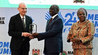 مصممة مصرية تتوج بجائزة أفضل مصممة لعام 2025 ضمن فعاليات قمة الكوميسا