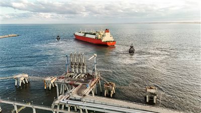 وزارة البترول تعلن تصدير شحنة غاز جديدة إلى إيطاليا من مجمع ادكو للغاز المسال