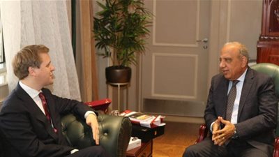 ضخ استثمارات جديدة في الطاقة المتجددة وتوسيع أنظمة التخزين بالشراكة مع شركة سكاتك