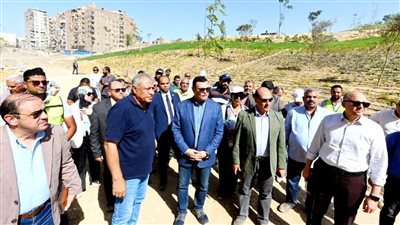 وزير الإسكان يتابع سير العمل بمشروع حدائق 
