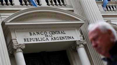 البنك المركزي الأرجنتيني يتدخل مرة أخرى لوقف هبوط البيزو قبل الانتخابات التشريعية