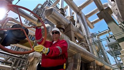 النفط يرتفع 2.5% بعد فرض عقوبات أمريكية على «روس نفط» و«لوك أويل»