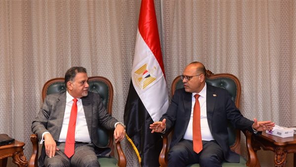 وزير العمل يبحث مع
