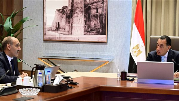 رئيس الوزراء يستعرض