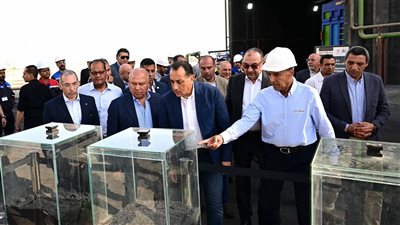 رئيس الوزراء يتفقد مراحل الإنتاج بمصنع الشركة المصرية لبلوكات الأنود الكربونية بالسخنة 