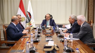 وزير قطاع الأعمال يبحث مع نقيب أطباء الأسنان آليات تأمين احتياجات السوق من البنج