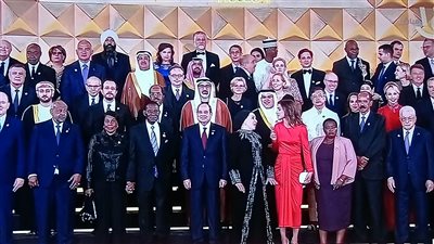 الرئيس السيسي وقريتنه يلتقطان صورة تذكارية مع المشاركين في افتتاح المتحف المصري الكبير 